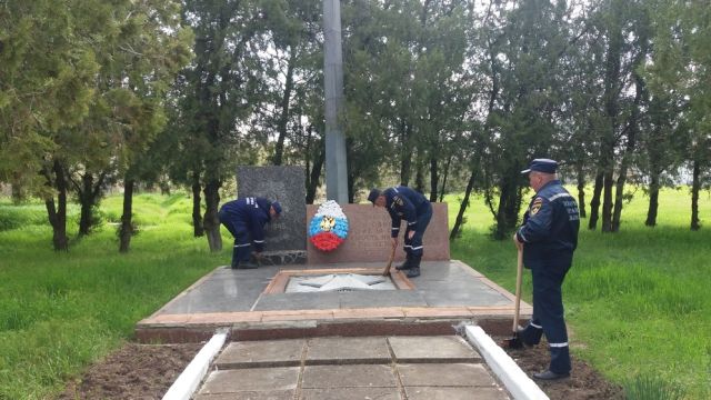 Пожарные Крыма привели в порядок памятники Великой Отечественной войны