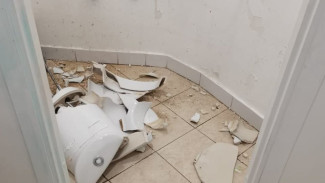 Вандалы разбили туалет в Приморском парке Ялты 