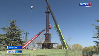 В Феодосии завершается монтаж стелы «Город воинской славы»