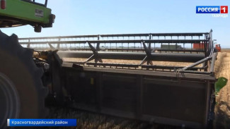 Тракторы на автопилоте обрабатывают поля Крыма 