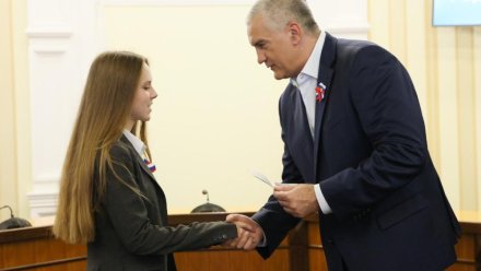Сергей Аксёнов вручил паспорта 11 подросткам в Симферополе