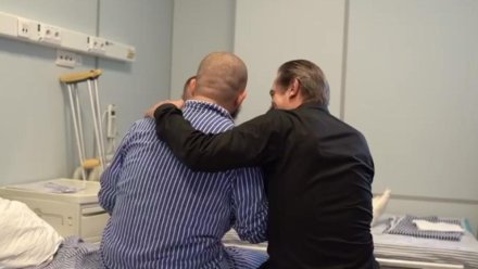 Губернатор Севастополя Развожаев и актёр Машков посетили воинов СВО в госпитале