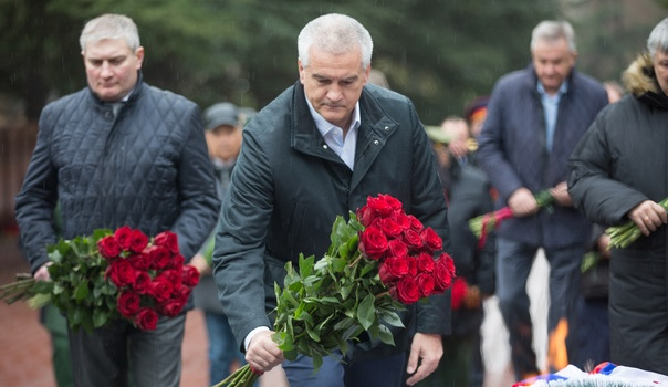 Руководство Крыма возложило цветы к Вечному огню в честь Дня Героев Отечества