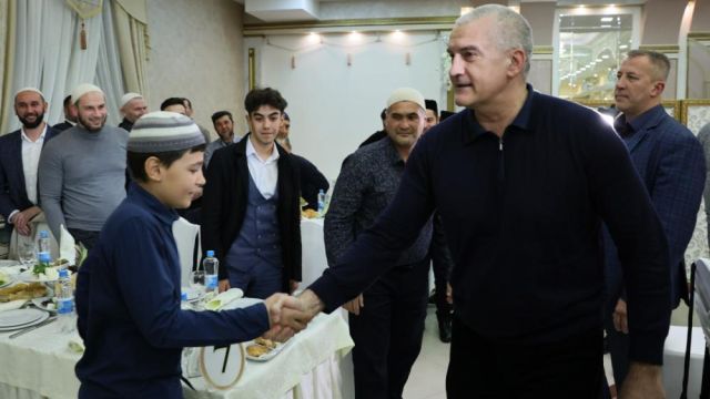 Сергей Аксёнов разделил ифтар с мусульманами Крыма