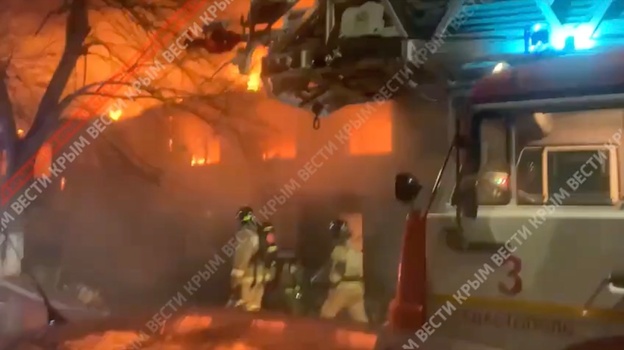 Многоквартирный дом загорелся в Севастополе (ВИДЕО)