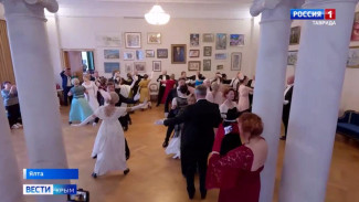 Да будет бал: В Ливадийском дворце закружились в танце более 60 участников