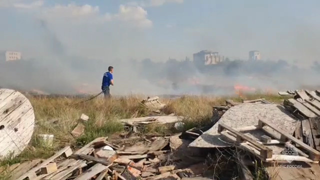 Огнеборцы МЧС России ликвидируют возгорание в Симферопольском районе