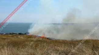 В Керчи горит сухая трава в районе горы Митридат 