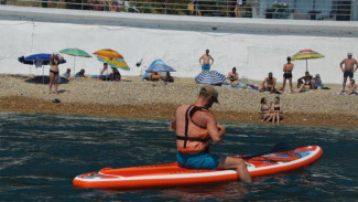 В Ялте троих сапбордистов прижало волнами к скале