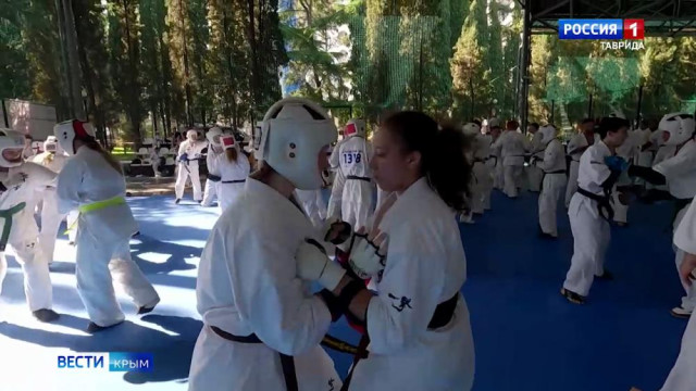 70 крымских спортсменов принимают участие в сдаче экзаменов на чёрный пояс по Киокушинкай