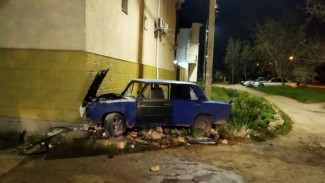 Подросток за рулём автомобиля врезался в дом в Севастополе