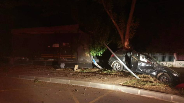 В Крыму произошло смертельное ДТП: легковушка въехала в дерево