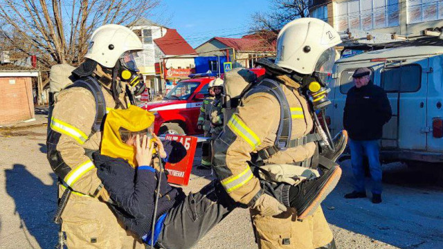 Сотрудники МЧС по Крыму спасали людей от пожара в доме культуры