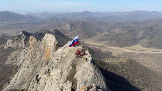 В День воссоединения Крыма с Россией спасатели водрузили флаг РФ на хребте Таракташ