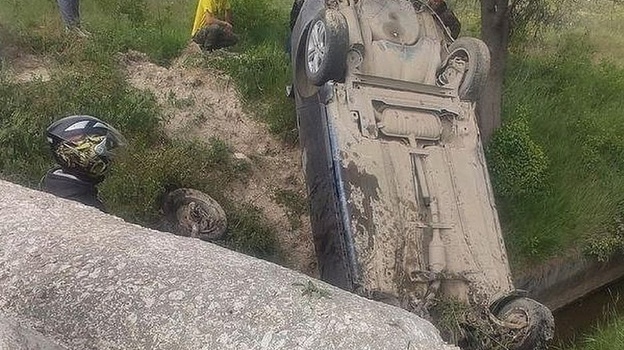 Легковушка упала в обрыв под Бахчисараем
