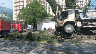 В Ялте водитель грузовика сбил подростка и врезался в здание