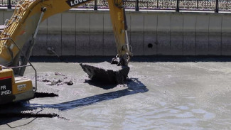 Реку Салгир в Симферополе очищают от ила и мусора