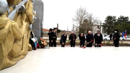 Герой России возложил цветы к мемориалу в Сакском районе