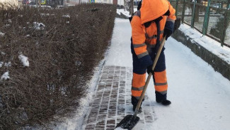 В Феодосии обрабатывают дороги и тротуары против гололедицы