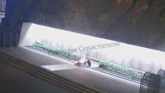 В Севастополе женщина бросила венки в Вечный огонь
