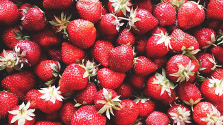 Турецкая клубника уже во всю продаётся в Крыму: во сколько обойдётся ароматная ягода