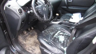 В Евпатории пьяный мужчина повредил три автомобиля тротуарной плиткой