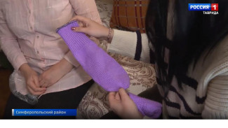 Незрячая жительница Крыма вяжет тёплые носки для бойцов СВО