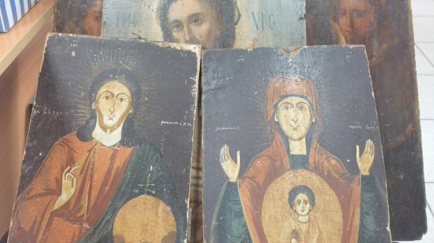 Украинец пытался незаконно ввезти в Крым иконы XIX века