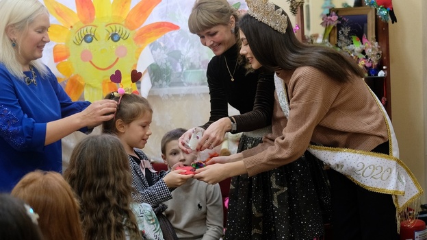 Самая красивая девушка Крыма вручила подарки детям в Гаспре