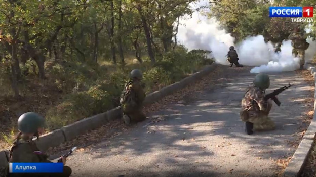 Военно-спортивные состязания юнармейцев провели в лесах Крыма