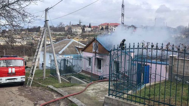 В Севастополе вытащили двух людей из горящего дома