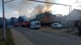 В Севастополе горит дом на улице Мельникова