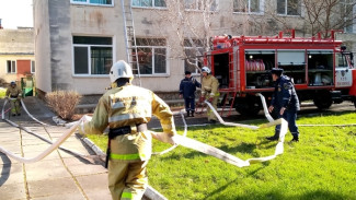 Крымские спасатели рассказали сотрудникам и воспитанникам детского сада, как вести себя в случае пожара