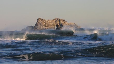 На Арабатской стрелке затопило дорогу, в Чёрном и Азовском морях бушуют шторма