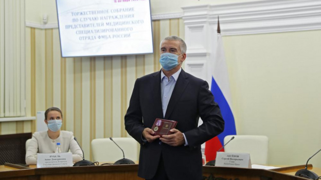Глава Крыма наградил медиков спецотряда ФМБА России