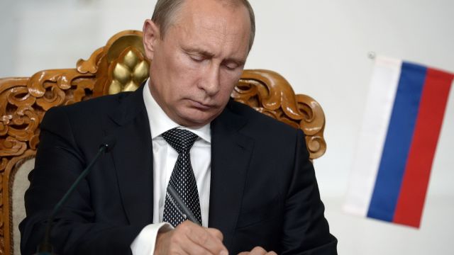 Путин подписал закон об отмене госпошлины для жителей республик Донбасса