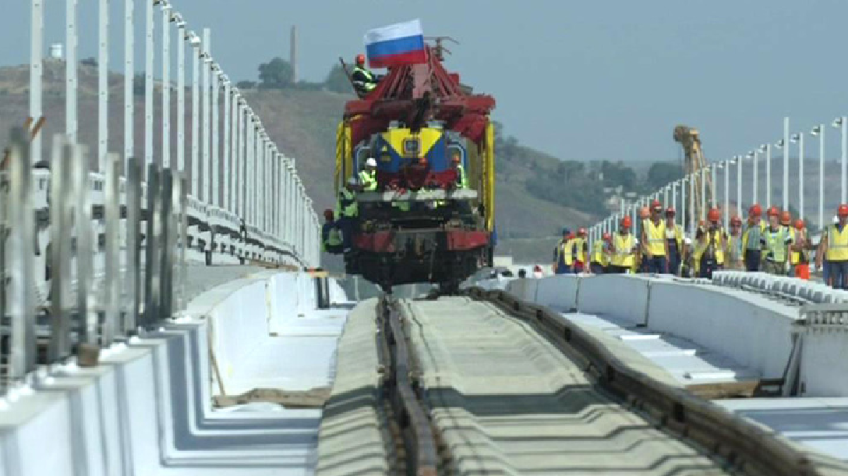 Поезд адлер симферополь. Движение поезда на мосту. Керченский мост жд. Крымский мост железная дорога. Крымский мост поезд на мосту.