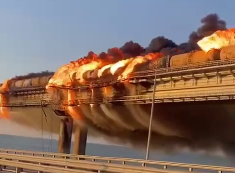 На Крымском мосту произошел пожар