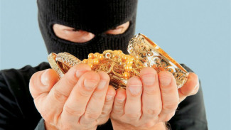 Житель Симферополя украл у соседей золотые украшения на сумму более 600 тыс. рублей