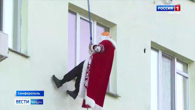  В Симферополе спасатели в костюмах Деда Мороза поздравили маленьких крымчан