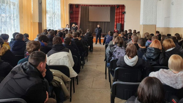 Крымские полицейские провели лекцию о вреде наркотиков для студентов колледжа