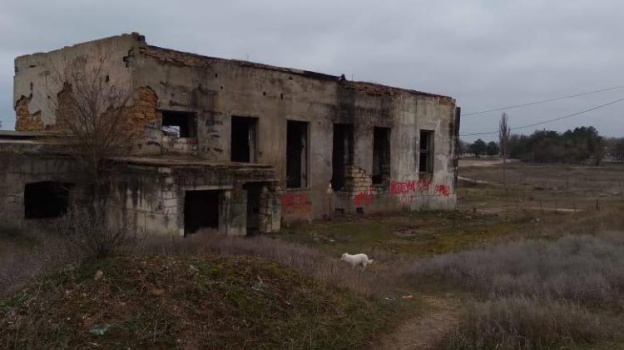 В заброшенном здании в крымском селе потребовали заблокировать все входы и выходы