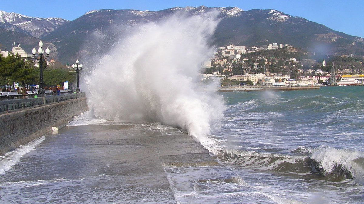 Ялта вода. Волны в Ялте. Волна новая Ялта. Волны Ялта фото.