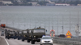 Инспекторы ВАИ обеспечивают безопасность передвижения колонн военной техники из Крыма после учений