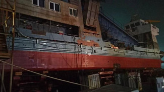 На судостроительном заводе в Крыму загорелся корабль