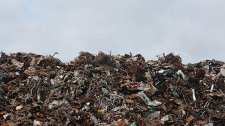Горы мусора завалили улицы Бахчисарая по вине подрядчика