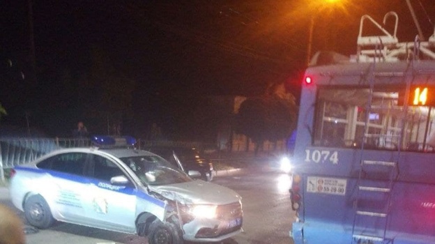 Троллейбус столкнулся с полицейской машиной в Севастополе
