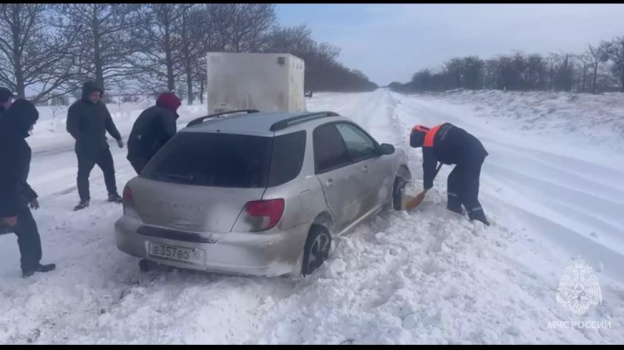 Крымские спасатели помогают автомобилистам выбраться из сугробов [ВИДЕО]