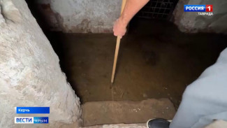 В Керчи одно из зданий рушится на глазах у его жителей