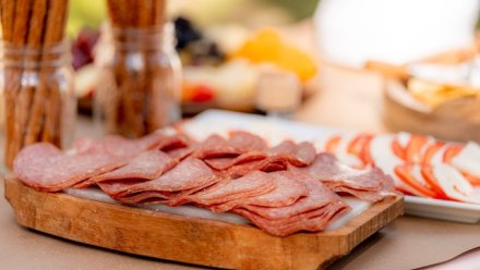 В Крыму реализуют опасную колбасу и мясные консервы